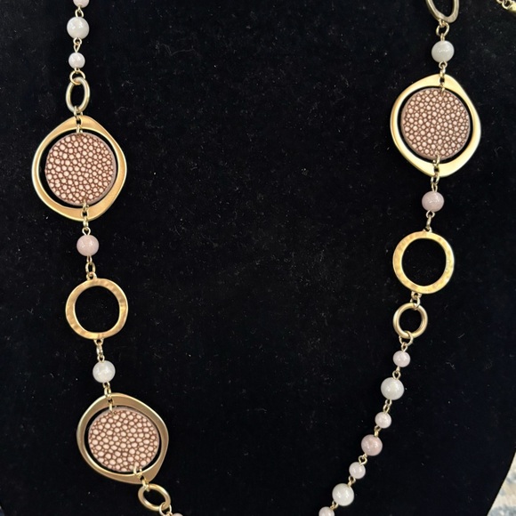 Elegant Gold and Soft Pink Necklace - Picture 3 of 8